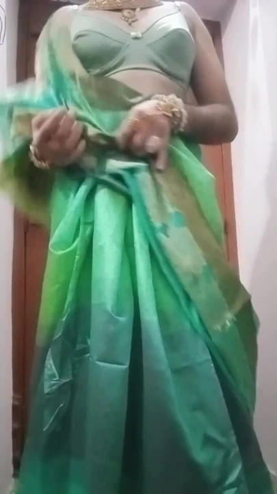 Hintli eşcinsel travesti alt Gaurisissy büyük göğüslerine bastırıyor ve mavi sari içinde oynuyor gerçek ev yapımı seks | Klip 2