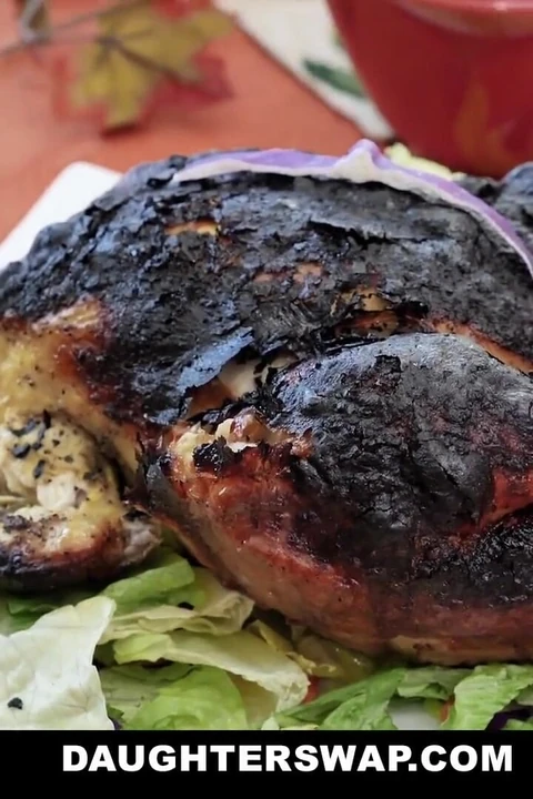 Sevimli Asyalı genç kız şükran gününde en iyi arkadaşının babasını sikiyor