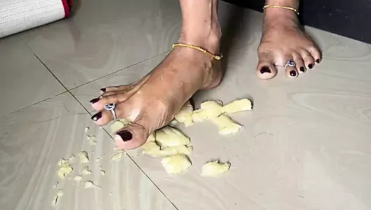 Tamil sahibe seksi ayaklar tamil sesli