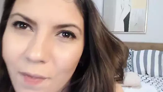 Busty bebek binicilik üzerinde yapay penis