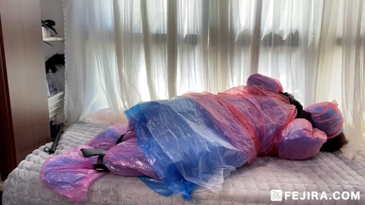 Fehura com – orgazm olan yağmurluk giyen sevimli kız