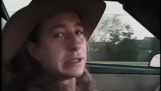 Uzun saçlı adam onu mutfakta sikmeden önce oyuncakları bebeğin amına sokuyor