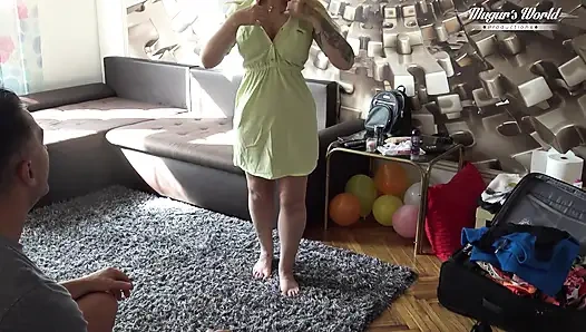 İri göğüslü sarışın Kyra'nın kamera arkası ateşli masaj ve sikiş