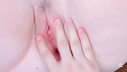 Üvey kız kardeşimin amını iplikle kapatıyor, çok sıkı