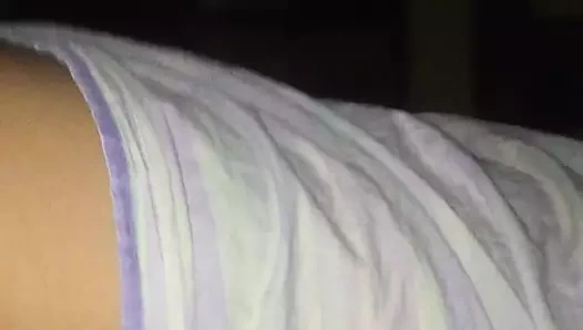 Şimdi kirli komşum evde kaldı ve karım işe gider gitmez yatağa gitti, böylece amını becerebileyim