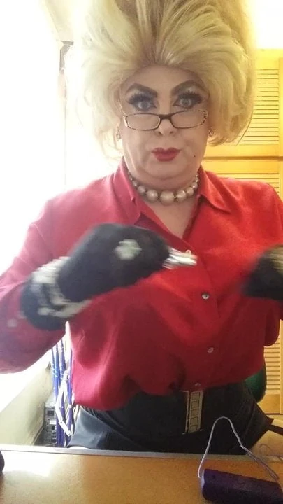 Dolly dudaklarına kırmızı ruj ekleyerek kirpikleri