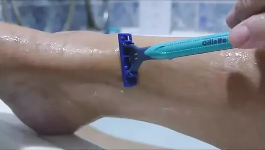 Çıplak bacaklarımı tıraş ediyorum ve banyoda çıplak mastürbasyon