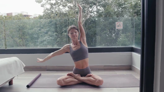 Balkonda çıplak yoga