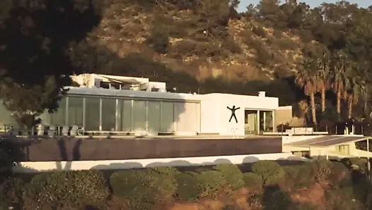 Tushy bu model her zaman sıcak anal seks için hazır