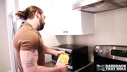 Prezervatifsiz o delikten latin Romeo Davis Jeremy Feist'i hamile bıraktı