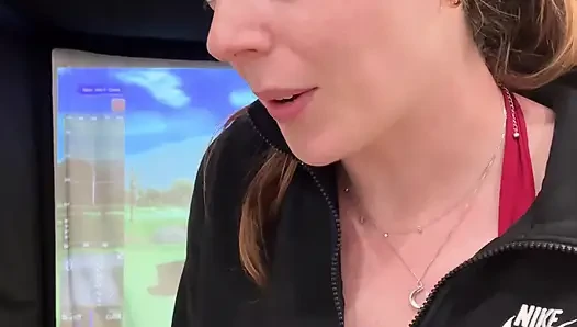 Benim lush ile bir simülatörde golf yapmaya çalışıyorum! Ben sallanırken boşalmamaya çalışıyorum!