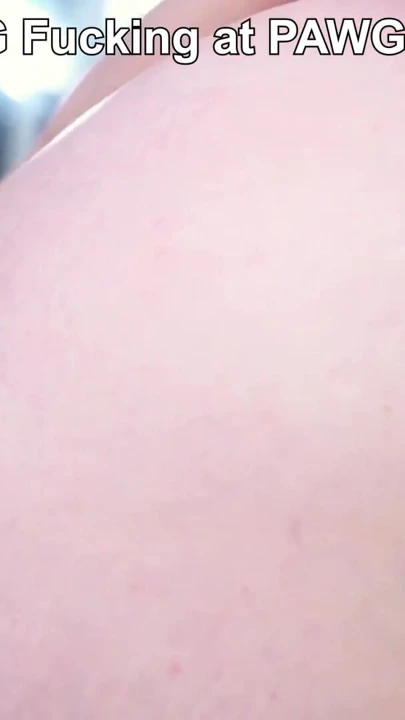 Pawgqueen Ryan Smalls büyük sulu götünü oyuncaklarla sikiyor | Klip 1