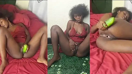 Mozambikli kız fışkırtma için salatalık kullanıyor