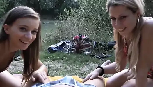 İki endişeli kız güneşlenmeye geldi