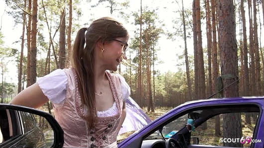 Minyon Alman gözlüklü kız tinyemily araba arızasıyla ilgili yardım için yabancıyla sikişiyor