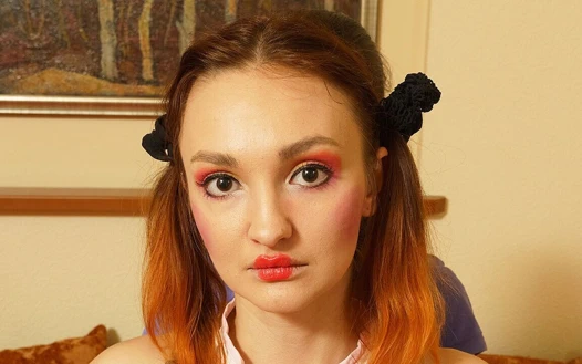 Dövmeli flexi gerçek bebek pasif esnetiliyor