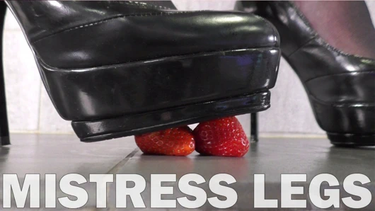 metresi yüksek topuklu ve külotlu çorap ile sulu gıda ezer