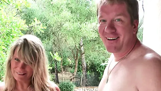 Tombul Iri Güzel Kadın Vahşi Kanepede Sikişiyor Ve Yarak Ibadeti Yapıyor