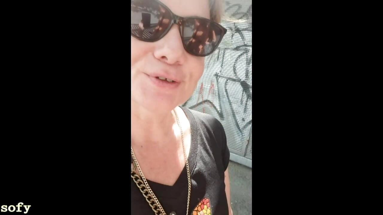 Tatillerde dairesinde bir yabancıyla tanışıyorum ve o beni iyi bir milf gibi sikiyor