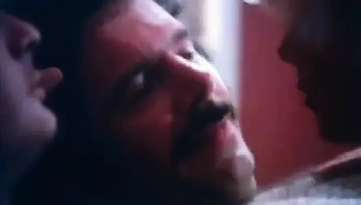 Klasik kısa saçlı sarışın orta yaşlı seksi kadın
