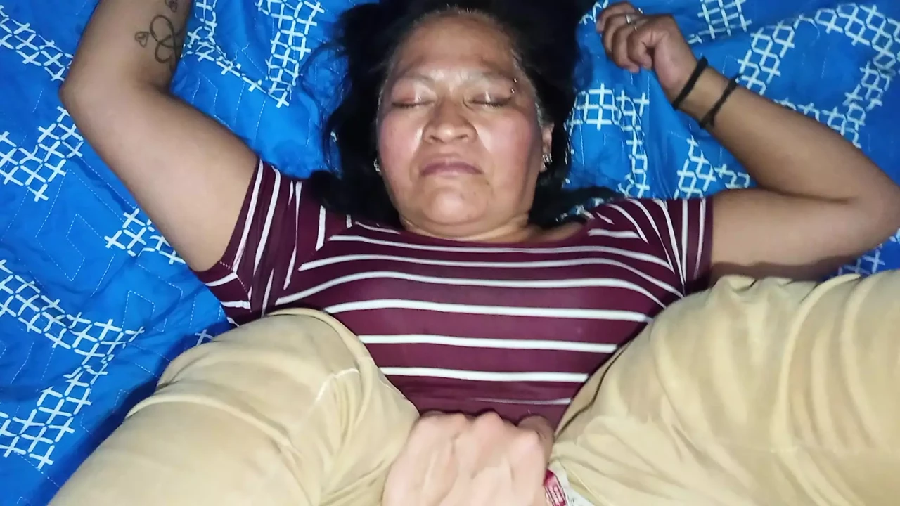 Embarazando a mi suegra, le encanta coger conmigo