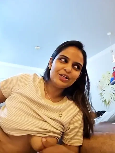 Hintli evli kadın ve kocası röportajda hamile ile romantizm yaşıyor