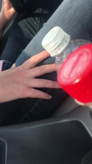 Tombul karısının göğüsleri ve sürüş sırasında göbek sallanıyor