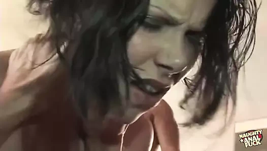 Sadece bu dallı esmer gibi istekli bir kaltak iki büyük yarakla sikiliyor