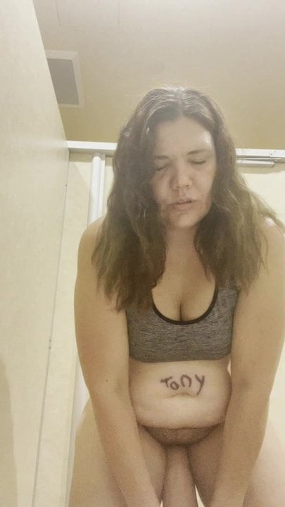 Tek boynuzlu at büyük yapay penis ile oynuyor