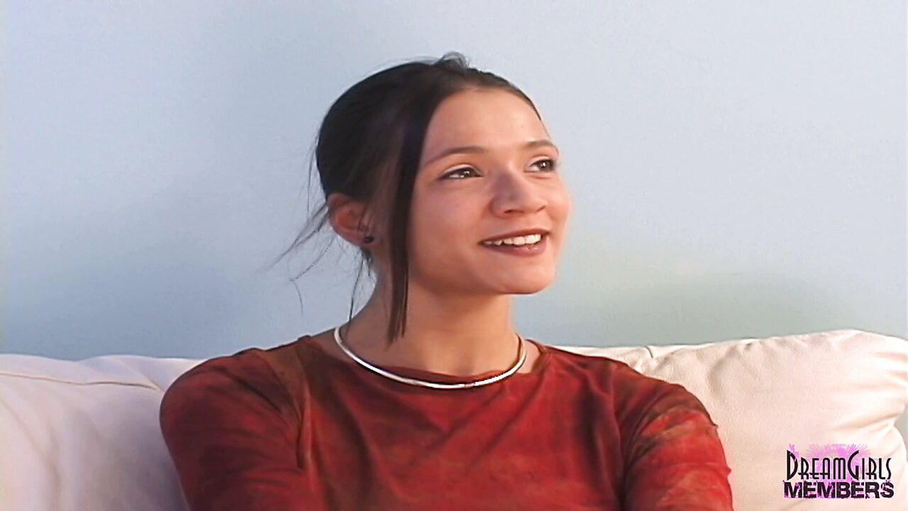 Muhteşem esmer sıcak bir döküm video yapar