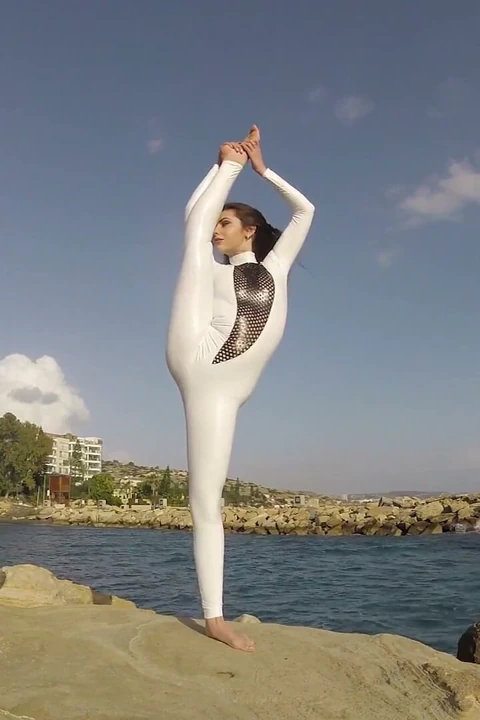 Beyaz taytlı elegnant contortionist