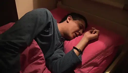 İri göğüslü üvey anne üvey oğlunun yarağını çok iyi idare ediyor