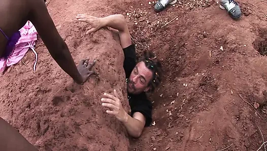 Kumda Gömülü Güzellik: Vahşi Açık Hava Fetiş Seks