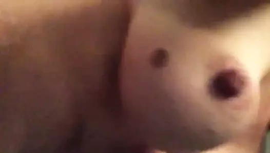 Kate'in göğüsleri sallanıyor