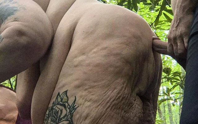 Шлюшка думала, что она одна, но вот приходит жесткий незнакомец, чтобы дать ей большую кость