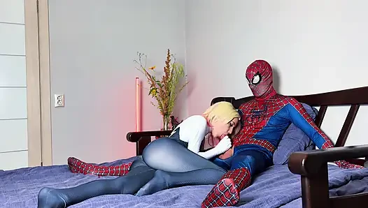 Gwen Stacy örümcek adamın yarağına biniyor