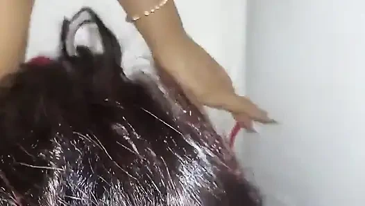 Karımdan sıkıldım, sokakta bu fahişeyi aradım ve onu evime davet ettim ve karım çalışırken onu siktim