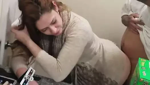 üvey babamın tuvaletinde eşime veriyorum