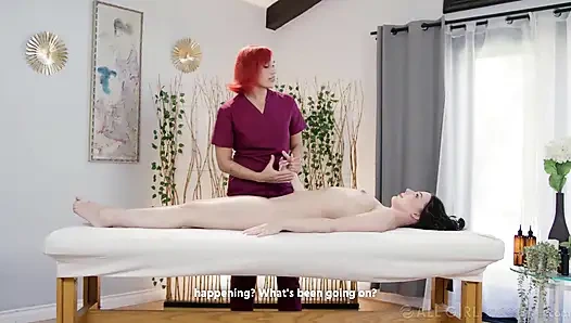 ALL GIRL MASSAGE - Whitney Wright bolster göt masajı yaptırıyor ve göt dilleme lezbiyen sikişine dönüşüyor