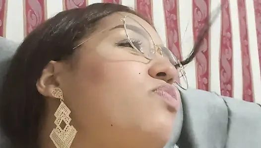 Gözlüklü büyük memeli latin büyük yarağımı emiyor