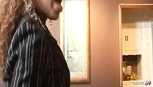 Zenci orta yaşlı seksi kadın melrose foxxx kalın siyah yarak emiyor ve üçlü sekste sert sikiliyor