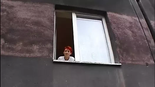 Nutte sucht ficker aus dem Fenster