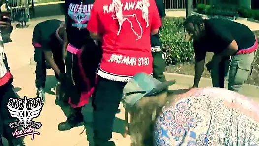 Kamu – beyaz çift tozlu çizmeleri öpmek için aşağılandı