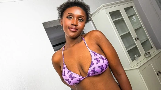 Afrikalı oyuncu seçmeleri - tatlı afro bikinili bebek sert bir büyük zenci yarağı istiyor