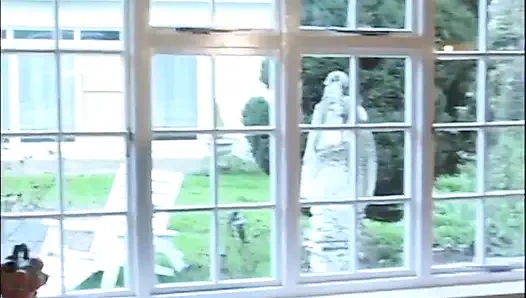 Sarışın orta yaşlı seksi kadın bilardo masasında anal sikiliyor ve ağzına boşalıyor