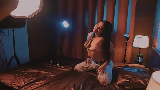 Sahte Ajan, Modeli Çıplak Fotoğraflar Çekerken Onunla Yattı