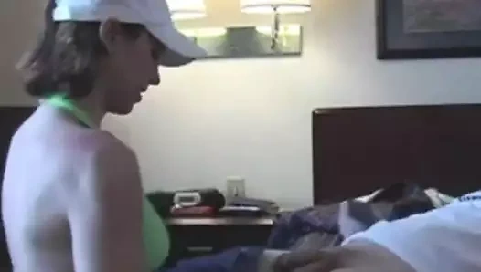 Milf berbat ve göğüsler üzerinde boşalmak yük alır