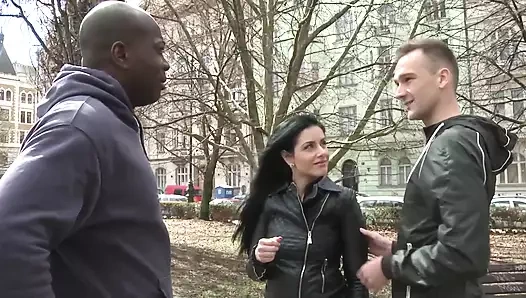 Kırmızı dantelli koyu saçlı hatun erkeği amını yalarken büyük siyah bir canavar yarağın tadını çıkarıyor