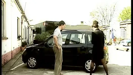 Çekici Alman sürtük yarak ve oyuncaklar tarafından sikiliyor