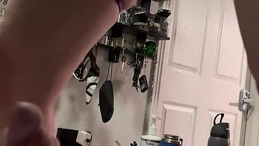 Сексуальная милфа сосет член